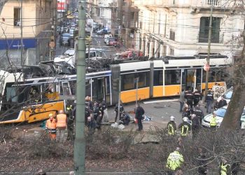 Il tram della linea 9 deragliato a Milano