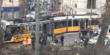 Il tram della linea 9 deragliato a Milano