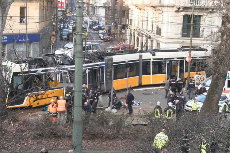 Il tram della linea 9 deragliato a Milano