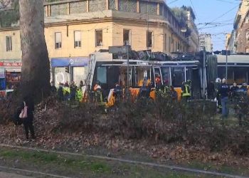 Il tram deragliato a Milano