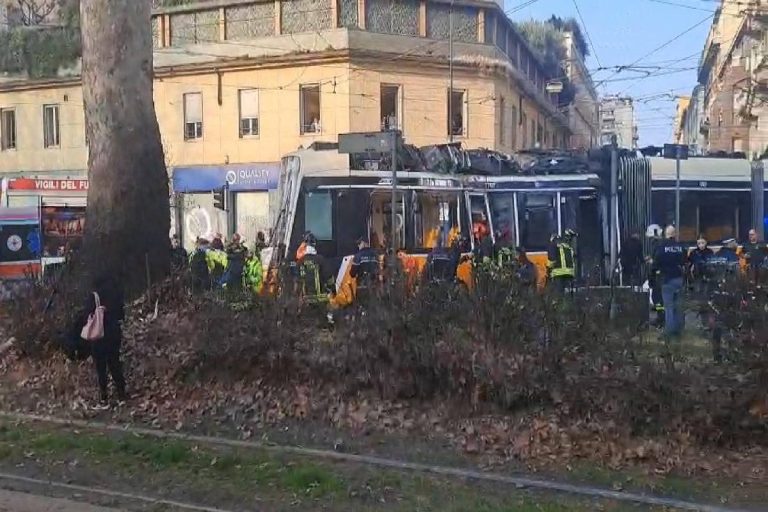 Il tram deragliato a Milano