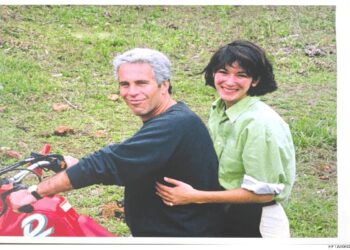 Jeffrey Epstein con Ghislaine Maxwell in una delle foto contenute nei file Epstein
