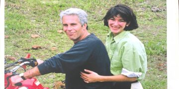Jeffrey Epstein con Ghislaine Maxwell in una delle foto contenute nei file Epstein