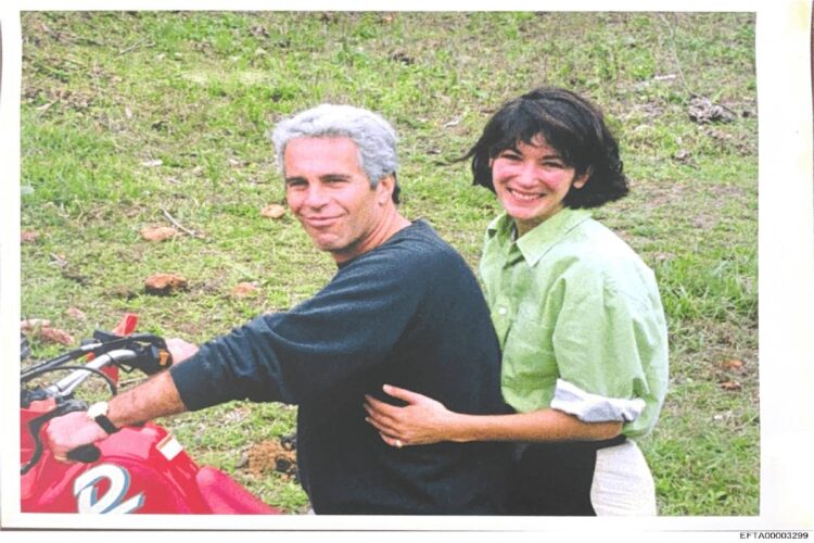 Jeffrey Epstein con Ghislaine Maxwell in una delle foto contenute nei file Epstein