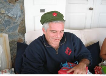 Jeffrey Epstein in una delle foto contenute nei file Epstein