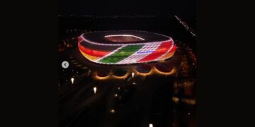 L'Allianz Stadium illuminato con i colori della bandiera italiana