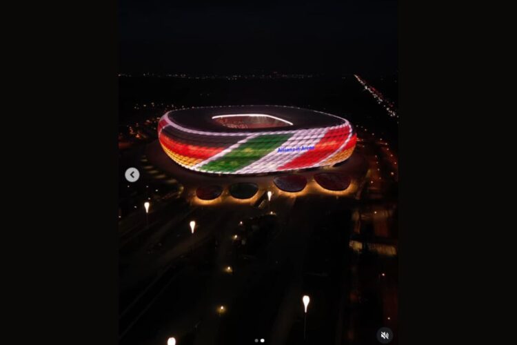 L'Allianz Stadium illuminato con i colori della bandiera italiana