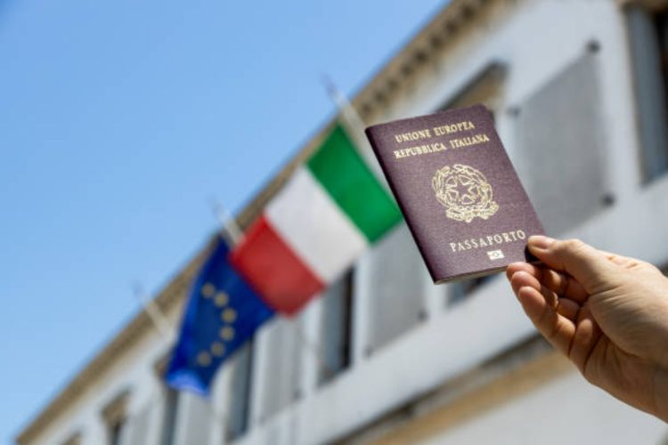 Passaporto simbolo della cittadinanza italiana