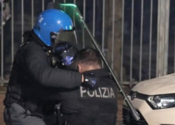 La foto dell'agente aggredito a Torino sarebbe stata modificata dall'IA
