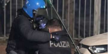 La foto dell'agente aggredito a Torino sarebbe stata modificata dall'IA