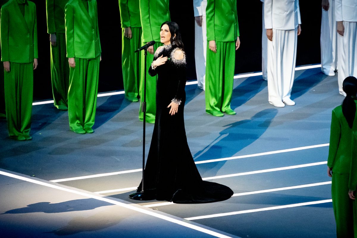 Laura Pausini canta l'inno