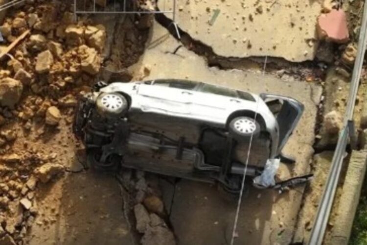 L'auto simbolo della frana di Niscemi è crollata
