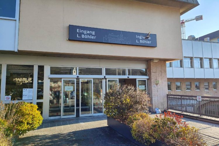 L'ingresso dell'ospedale di Bolzano