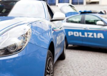 Milano: uomo ruba una pistola e spara alla polizia