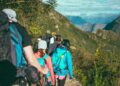 Persone intente a fare trekking