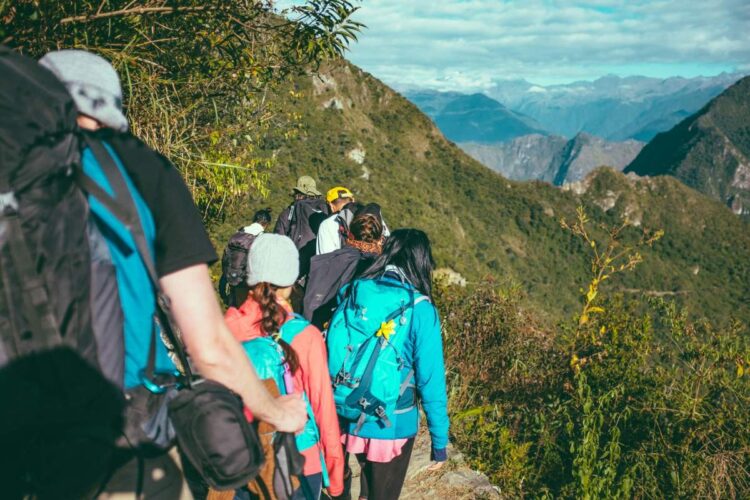 Persone intente a fare trekking