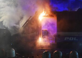 Scontri tra manifestanti e forze dell'ordine a Torino