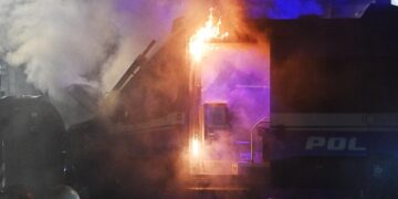 Scontri tra manifestanti e forze dell'ordine a Torino