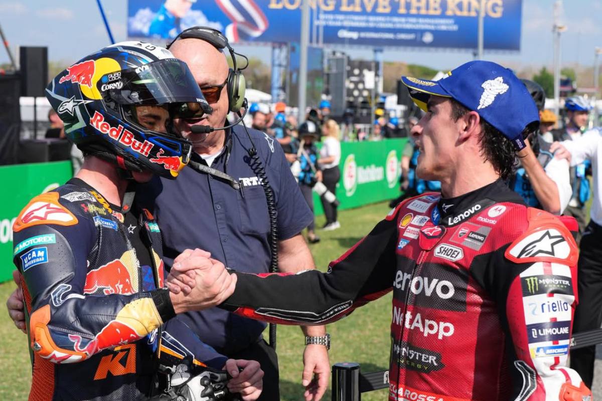 Stretta di mano tra Pedro Acosta e Marc Marquez