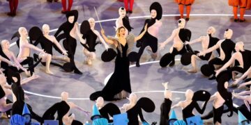 Matilda De Angelis alla cerimonia di apertura dei Giochi Olimpici invernali di Milano-Cortina