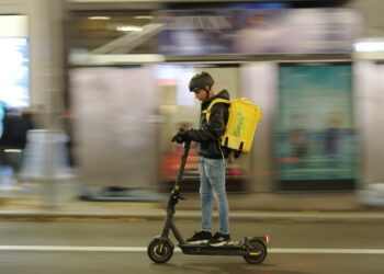Un rider di Glovo