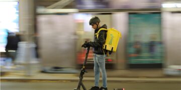 Un rider di Glovo