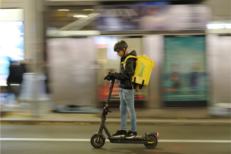 Un rider di Glovo
