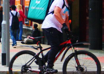 Un rider di Deliveroo