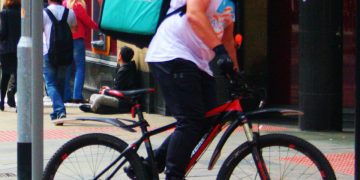 Un rider di Deliveroo