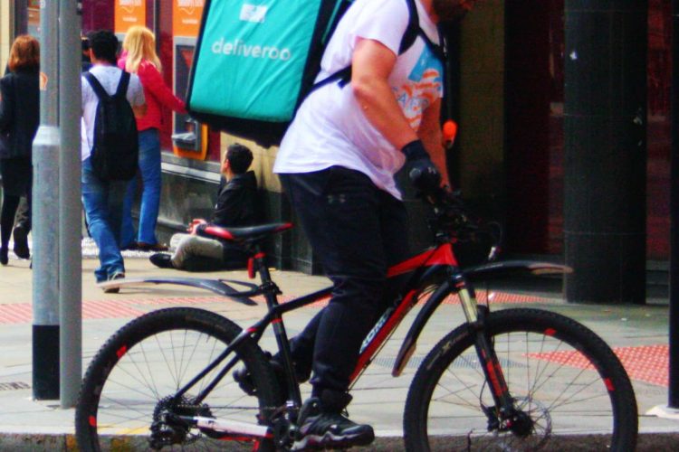 Un rider di Deliveroo