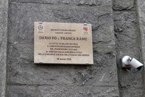 Milano, scoperta la targa per il centenario di Dario Fo dopo le polemiche con la famiglia