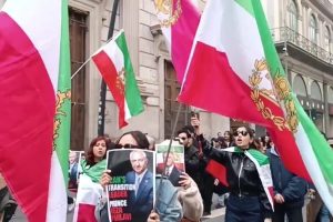 Iraniani in piazza a Napoli: “Chiediamo libertà”