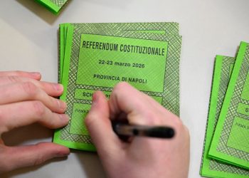 Allestimento di un seggio elettorale per il referendum costituzionale sulla riforma della giustizia