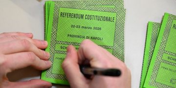 Allestimento di un seggio elettorale per il referendum costituzionale sulla riforma della giustizia