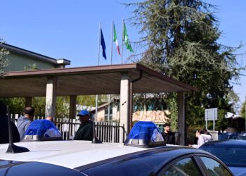 Auto delle forze dell'ordine fuori dalla scuola in cui è stata accoltellata una professoressa