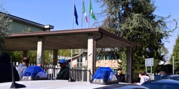 Auto delle forze dell'ordine fuori dalla scuola in cui è stata accoltellata una professoressa