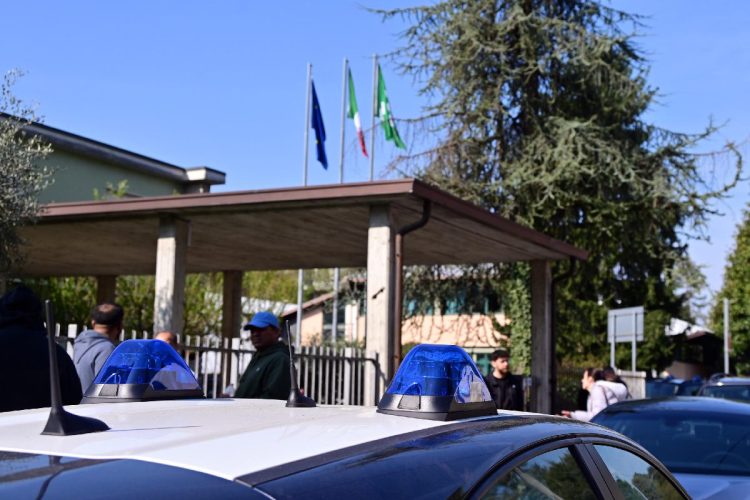 Auto delle forze dell'ordine fuori dalla scuola in cui è stata accoltellata una professoressa