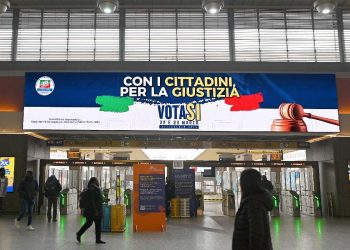 Cartelli pubblicitari per il referendum sulla giustizia a Torino