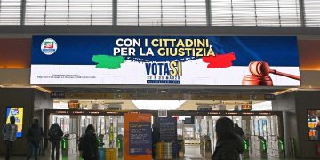 Cartelli pubblicitari per il referendum sulla giustizia a Torino