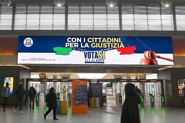 Cartelli pubblicitari per il referendum sulla giustizia a Torino