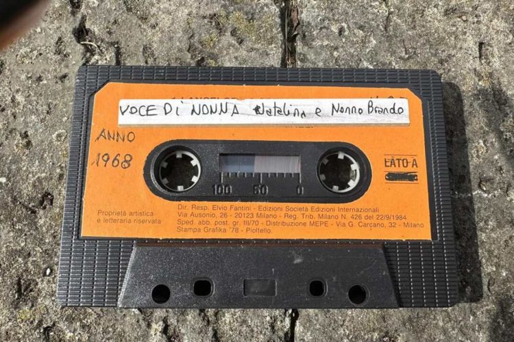 Cassetta con voce dei nonni