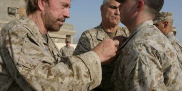 È morto Chuck Norris: l’icona di “Walker, Texas Ranger” aveva 86 anni