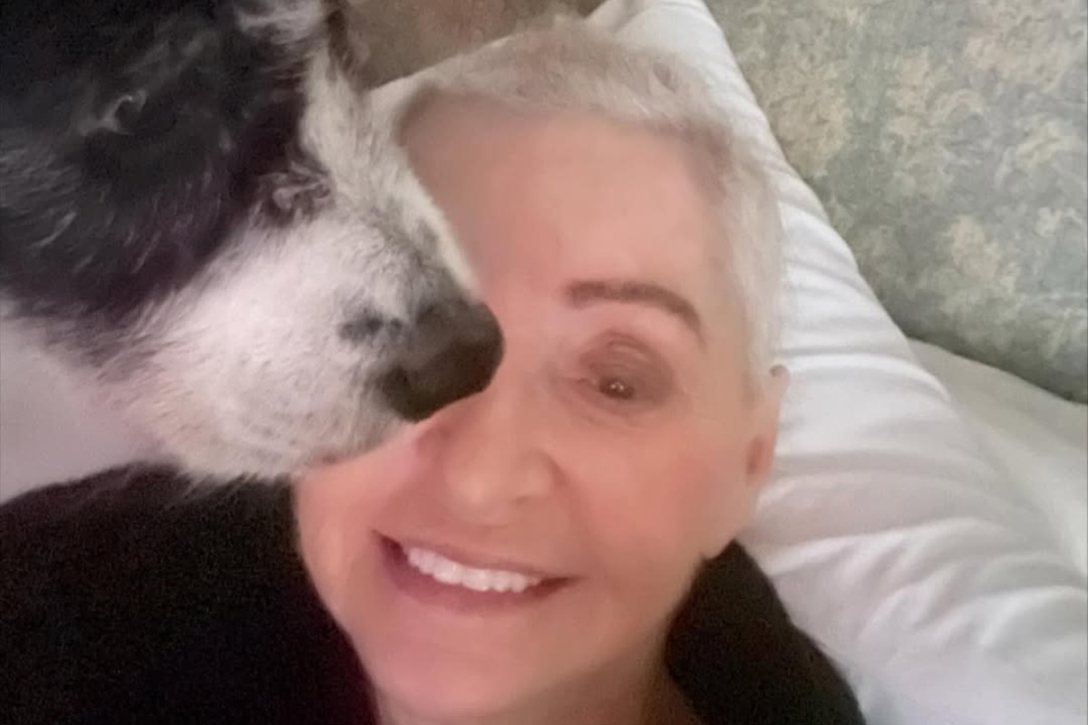 Enrica Bonaccorti, malata, con il suo fedele amico a quattro zampe