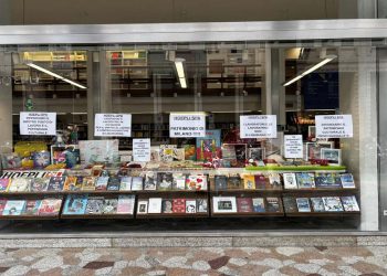 I cartelli affissi alla vetrina della libreria Hoepli