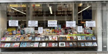 I cartelli affissi alla vetrina della libreria Hoepli