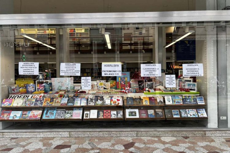 I cartelli affissi alla vetrina della libreria Hoepli