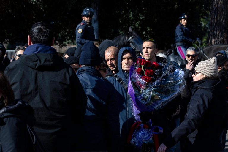 La polizia intercetta un gruppo di anarchici in via Lemonia