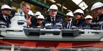 La presentazione della portaerei France Libre