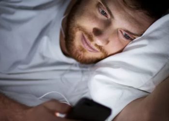 L'uso dello smartphone prima di dormire compromette la qualità del sonno