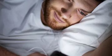L'uso dello smartphone prima di dormire compromette la qualità del sonno